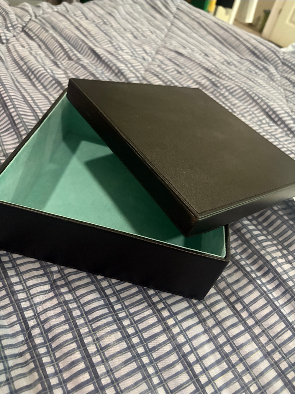 Pure Turquoise

RALPH LAUREN

SIMULATED LEATHER box